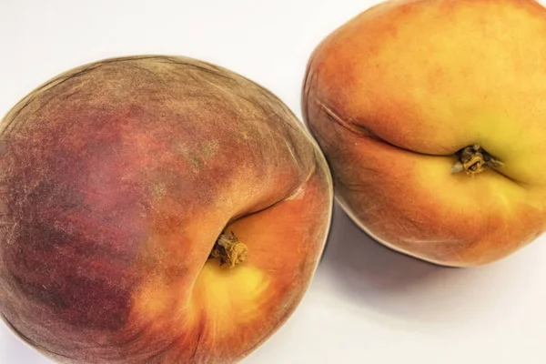 beyaz arka plan üzerinde olgun taze şeftali kadar yakın.