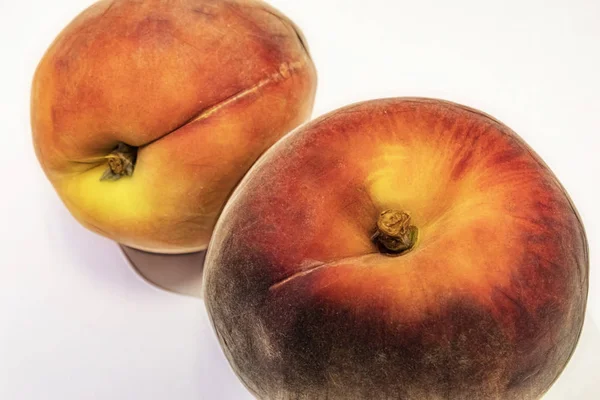 beyaz arka plan üzerinde olgun taze şeftali kadar yakın.