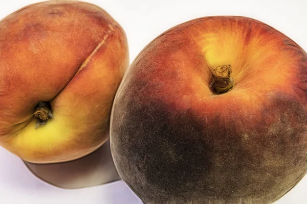 beyaz arka plan üzerinde olgun taze şeftali kadar yakın.