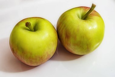 beyaz arka planda yeşil ve kırmızı elma kadar yakın