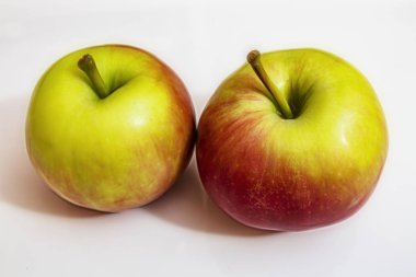 beyaz arka planda yeşil ve kırmızı elma kadar yakın