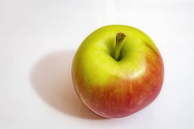 beyaz arka planda yeşil ve kırmızı elma kadar yakın