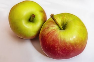 beyaz arka planda yeşil ve kırmızı elma kadar yakın