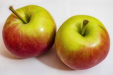 beyaz arka planda yeşil ve kırmızı elma kadar yakın