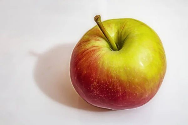 Zbliżenie Zielone Czerwone Jabłko Białym Tle — Zdjęcie stockowe