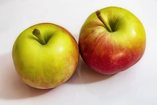 Nahaufnahme Grüner Und Roter Apfel Auf Weißem Hintergrund — Stockfoto