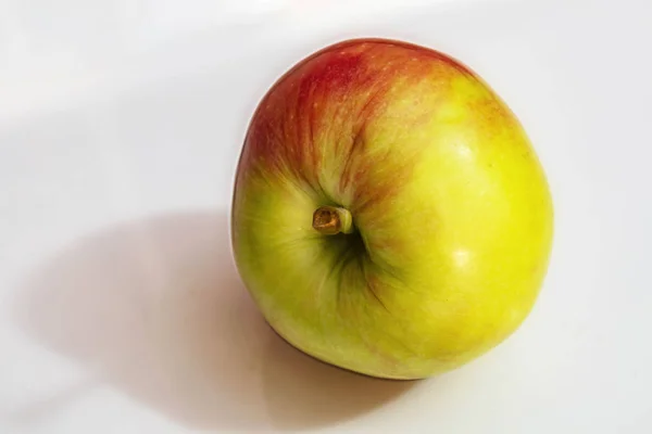 Gros Plan Pomme Verte Rouge Sur Fond Blanc — Photo