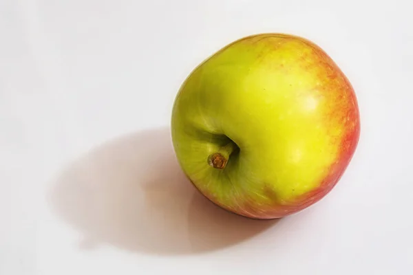 Cerrar Manzana Verde Roja Sobre Fondo Blanco —  Fotos de Stock