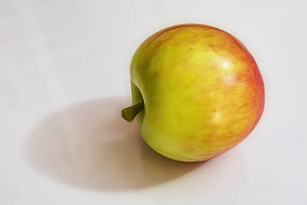 Cerrar Manzana Verde Roja Sobre Fondo Blanco —  Fotos de Stock