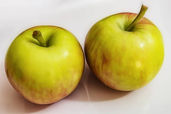 Nahaufnahme Grüner Und Roter Apfel Auf Weißem Hintergrund — Stockfoto