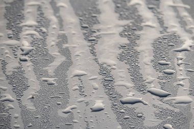 Cam yüzeyine su damlatıyor.