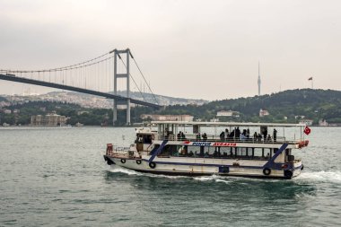 Bosporus, İstanbul, Türkiye-18 Mayıs 2019. İstanbul, Bosporus size eski şehir, Kız Kulesi, asma köprü, tekneler, Şehir Hatları feribot, cami, tarihi ve modern binalar ile harika bir doğa ve şehir manzarası sunar.