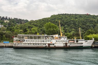 Bosporus, İstanbul, Türkiye-18 Mayıs 2019. İstanbul, Bosporus size eski şehir, Kız Kulesi, asma köprü, tekneler, Şehir Hatları feribot, cami, tarihi ve modern binalar ile harika bir doğa ve şehir manzarası sunar.