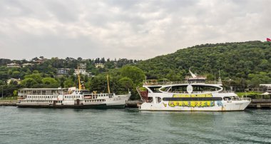 Bosporus, İstanbul, Türkiye-18 Mayıs 2019. İstanbul, Bosporus size eski şehir, Kız Kulesi, asma köprü, tekneler, Şehir Hatları feribot, cami, tarihi ve modern binalar ile harika bir doğa ve şehir manzarası sunar.