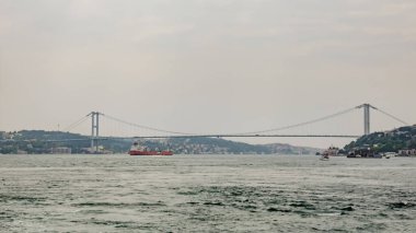 Bosporus, İstanbul, Türkiye-18 Mayıs 2019. İstanbul, Bosporus size eski şehir, Kız Kulesi, asma köprü, tekneler, Şehir Hatları feribot, cami, tarihi ve modern binalar ile harika bir doğa ve şehir manzarası sunar.