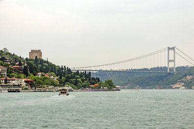 Bosporus, İstanbul, Türkiye-18 Mayıs 2019. İstanbul, Bosporus size eski şehir, Kız Kulesi, asma köprü, tekneler, Şehir Hatları feribot, cami, tarihi ve modern binalar ile harika bir doğa ve şehir manzarası sunar.
