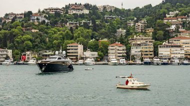 Bosporus, İstanbul, Türkiye-18 Mayıs 2019. İstanbul, Bosporus size eski şehir, Kız Kulesi, asma köprü, tekneler, Şehir Hatları feribot, cami, tarihi ve modern binalar ile harika bir doğa ve şehir manzarası sunar.