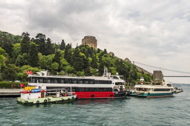 Bosporus, İstanbul, Türkiye-18 Mayıs 2019. İstanbul, Bosporus size eski şehir, Kız Kulesi, asma köprü, tekneler, Şehir Hatları feribot, cami, tarihi ve modern binalar ile harika bir doğa ve şehir manzarası sunar.