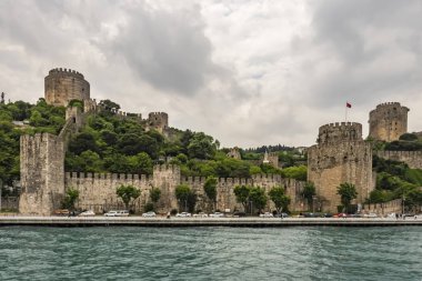 Bosporus, İstanbul, Türkiye-18 Mayıs 2019. İstanbul, Bosporus size eski şehir, Kız Kulesi, asma köprü, tekneler, Şehir Hatları feribot, cami, tarihi ve modern binalar ile harika bir doğa ve şehir manzarası sunar.