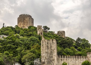 Bosporus, İstanbul, Türkiye-18 Mayıs 2019. İstanbul, Bosporus size eski şehir, Kız Kulesi, asma köprü, tekneler, Şehir Hatları feribot, cami, tarihi ve modern binalar ile harika bir doğa ve şehir manzarası sunar.
