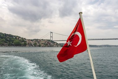 Bosporus, İstanbul, Türkiye-18 Mayıs 2019. İstanbul, Bosporus size eski şehir, Kız Kulesi, asma köprü, tekneler, Şehir Hatları feribot, cami, tarihi ve modern binalar ile harika bir doğa ve şehir manzarası sunar.