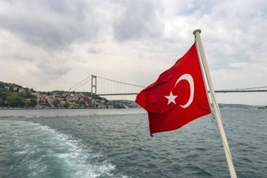 Bosporus, İstanbul, Türkiye-18 Mayıs 2019. İstanbul, Bosporus size eski şehir, Kız Kulesi, asma köprü, tekneler, Şehir Hatları feribot, cami, tarihi ve modern binalar ile harika bir doğa ve şehir manzarası sunar.