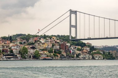 Bosporus, İstanbul, Türkiye-18 Mayıs 2019. İstanbul, Bosporus size eski şehir, Kız Kulesi, asma köprü, tekneler, Şehir Hatları feribot, cami, tarihi ve modern binalar ile harika bir doğa ve şehir manzarası sunar.