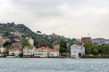 Bosporus, İstanbul, Türkiye-18 Mayıs 2019. İstanbul, Bosporus size eski şehir, Kız Kulesi, asma köprü, tekneler, Şehir Hatları feribot, cami, tarihi ve modern binalar ile harika bir doğa ve şehir manzarası sunar.