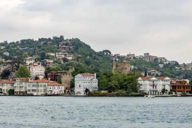 Bosporus, İstanbul, Türkiye-18 Mayıs 2019. İstanbul, Bosporus size eski şehir, Kız Kulesi, asma köprü, tekneler, Şehir Hatları feribot, cami, tarihi ve modern binalar ile harika bir doğa ve şehir manzarası sunar.