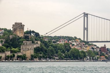 Bosporus, İstanbul, Türkiye-18 Mayıs 2019. İstanbul, Bosporus size eski şehir, Kız Kulesi, asma köprü, tekneler, Şehir Hatları feribot, cami, tarihi ve modern binalar ile harika bir doğa ve şehir manzarası sunar.