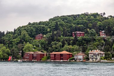 Bosporus, İstanbul, Türkiye-18 Mayıs 2019. İstanbul, Bosporus size eski şehir, Kız Kulesi, asma köprü, tekneler, Şehir Hatları feribot, cami, tarihi ve modern binalar ile harika bir doğa ve şehir manzarası sunar.