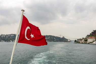 Bosporus, İstanbul, Türkiye-18 Mayıs 2019. İstanbul, Bosporus size eski şehir, Kız Kulesi, asma köprü, tekneler, Şehir Hatları feribot, cami, tarihi ve modern binalar ile harika bir doğa ve şehir manzarası sunar.