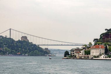Bosporus, İstanbul, Türkiye-18 Mayıs 2019. İstanbul, Bosporus size eski şehir, Kız Kulesi, asma köprü, tekneler, Şehir Hatları feribot, cami, tarihi ve modern binalar ile harika bir doğa ve şehir manzarası sunar.