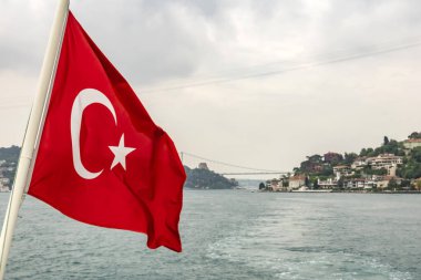 Bosporus, İstanbul, Türkiye-18 Mayıs 2019. İstanbul, Bosporus size eski şehir, Kız Kulesi, asma köprü, tekneler, Şehir Hatları feribot, cami, tarihi ve modern binalar ile harika bir doğa ve şehir manzarası sunar.