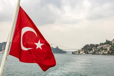 Bosporus, İstanbul, Türkiye-18 Mayıs 2019. İstanbul, Bosporus size eski şehir, Kız Kulesi, asma köprü, tekneler, Şehir Hatları feribot, cami, tarihi ve modern binalar ile harika bir doğa ve şehir manzarası sunar.