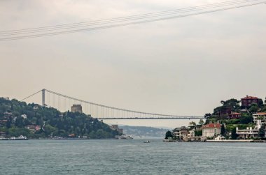 Bosporus, İstanbul, Türkiye-18 Mayıs 2019. İstanbul, Bosporus size eski şehir, Kız Kulesi, asma köprü, tekneler, Şehir Hatları feribot, cami, tarihi ve modern binalar ile harika bir doğa ve şehir manzarası sunar.