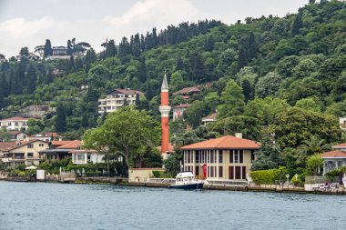 Bosporus, İstanbul, Türkiye-18 Mayıs 2019. İstanbul, Bosporus size eski şehir, Kız Kulesi, asma köprü, tekneler, Şehir Hatları feribot, cami, tarihi ve modern binalar ile harika bir doğa ve şehir manzarası sunar.