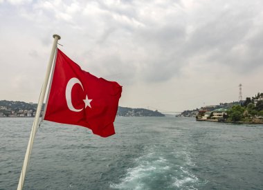 Bosporus, İstanbul, Türkiye-18 Mayıs 2019. İstanbul, Bosporus size eski şehir, Kız Kulesi, asma köprü, tekneler, Şehir Hatları feribot, cami, tarihi ve modern binalar ile harika bir doğa ve şehir manzarası sunar.