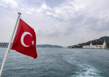 Bosporus, İstanbul, Türkiye-18 Mayıs 2019. İstanbul, Bosporus size eski şehir, Kız Kulesi, asma köprü, tekneler, Şehir Hatları feribot, cami, tarihi ve modern binalar ile harika bir doğa ve şehir manzarası sunar.