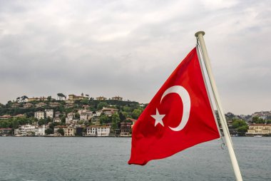 Bosporus, İstanbul, Türkiye-18 Mayıs 2019. İstanbul, Bosporus size eski şehir, Kız Kulesi, asma köprü, tekneler, Şehir Hatları feribot, cami, tarihi ve modern binalar ile harika bir doğa ve şehir manzarası sunar.