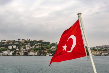 Bosporus, İstanbul, Türkiye-18 Mayıs 2019. İstanbul, Bosporus size eski şehir, Kız Kulesi, asma köprü, tekneler, Şehir Hatları feribot, cami, tarihi ve modern binalar ile harika bir doğa ve şehir manzarası sunar.