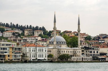 Bosporus, İstanbul, Türkiye-18 Mayıs 2019. İstanbul, Bosporus size eski şehir, Kız Kulesi, asma köprü, tekneler, Şehir Hatları feribot, cami, tarihi ve modern binalar ile harika bir doğa ve şehir manzarası sunar.