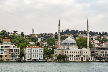 Bosporus, İstanbul, Türkiye-18 Mayıs 2019. İstanbul, Bosporus size eski şehir, Kız Kulesi, asma köprü, tekneler, Şehir Hatları feribot, cami, tarihi ve modern binalar ile harika bir doğa ve şehir manzarası sunar.