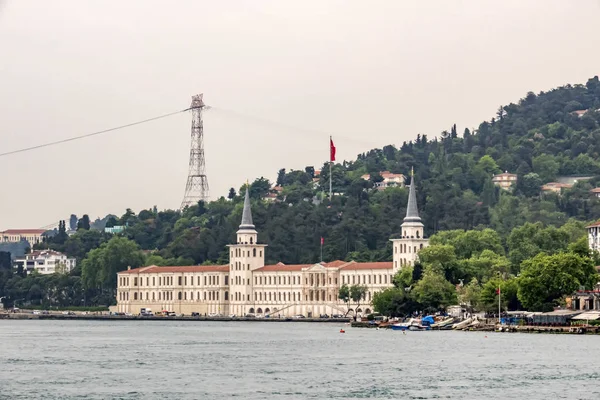 博斯普鲁斯 伊斯坦布尔 2019年5月18日 伊斯坦堡 博斯普鲁斯海峡为您提供一个美妙的自然和城市景观与老城区 处女塔 城市线渡轮 博物馆 历史和现代建筑 — 图库照片
