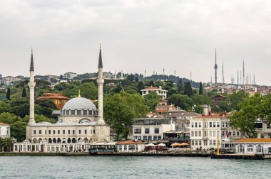 Bosporus, İstanbul, Türkiye-18 Mayıs 2019. İstanbul, Bosporus size eski şehir, Kız Kulesi, asma köprü, tekneler, Şehir Hatları feribot, cami, tarihi ve modern binalar ile harika bir doğa ve şehir manzarası sunar.