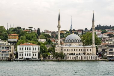 Bosporus, İstanbul, Türkiye-18 Mayıs 2019. İstanbul, Bosporus size eski şehir, Kız Kulesi, asma köprü, tekneler, Şehir Hatları feribot, cami, tarihi ve modern binalar ile harika bir doğa ve şehir manzarası sunar.