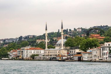 Bosporus, İstanbul, Türkiye-18 Mayıs 2019. İstanbul, Bosporus size eski şehir, Kız Kulesi, asma köprü, tekneler, Şehir Hatları feribot, cami, tarihi ve modern binalar ile harika bir doğa ve şehir manzarası sunar.