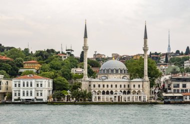 Bosporus, İstanbul, Türkiye-18 Mayıs 2019. İstanbul, Bosporus size eski şehir, Kız Kulesi, asma köprü, tekneler, Şehir Hatları feribot, cami, tarihi ve modern binalar ile harika bir doğa ve şehir manzarası sunar.