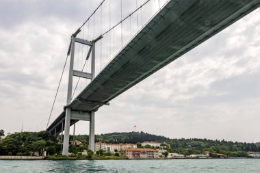 Bosporus, İstanbul, Türkiye-18 Mayıs 2019. İstanbul, Bosporus size eski şehir, Kız Kulesi, asma köprü, tekneler, Şehir Hatları feribot, cami, tarihi ve modern binalar ile harika bir doğa ve şehir manzarası sunar.