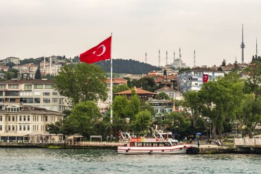 Bosporus, İstanbul, Türkiye-18 Mayıs 2019. İstanbul, Bosporus size eski şehir, Kız Kulesi, asma köprü, tekneler, Şehir Hatları feribot, cami, tarihi ve modern binalar ile harika bir doğa ve şehir manzarası sunar.